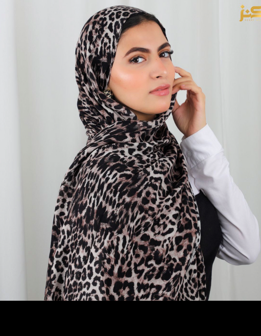 Leopard print model hijab