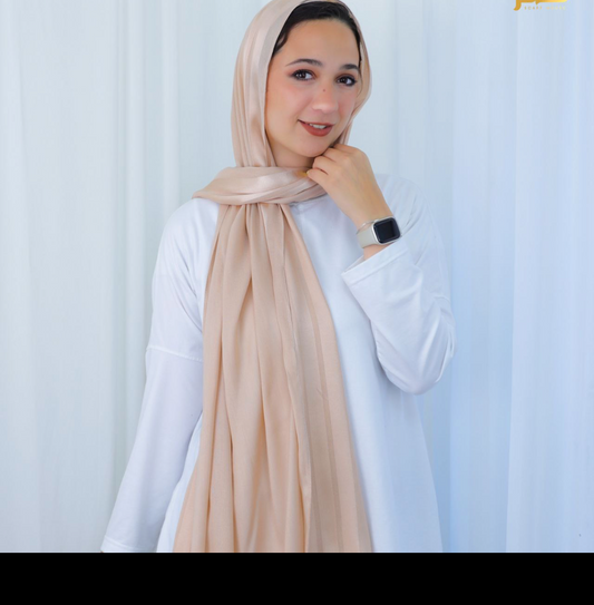 Model with strip silk design