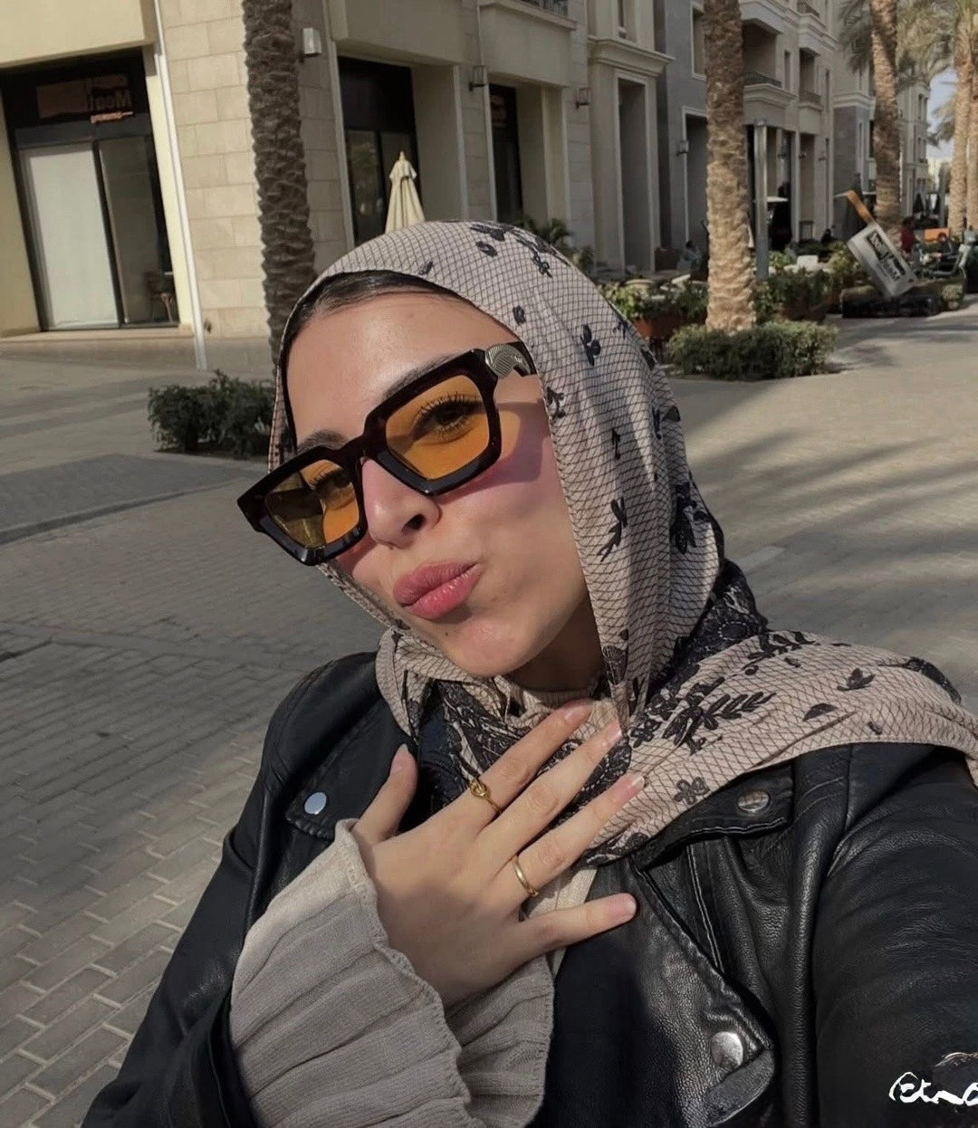 Lace print model hijab