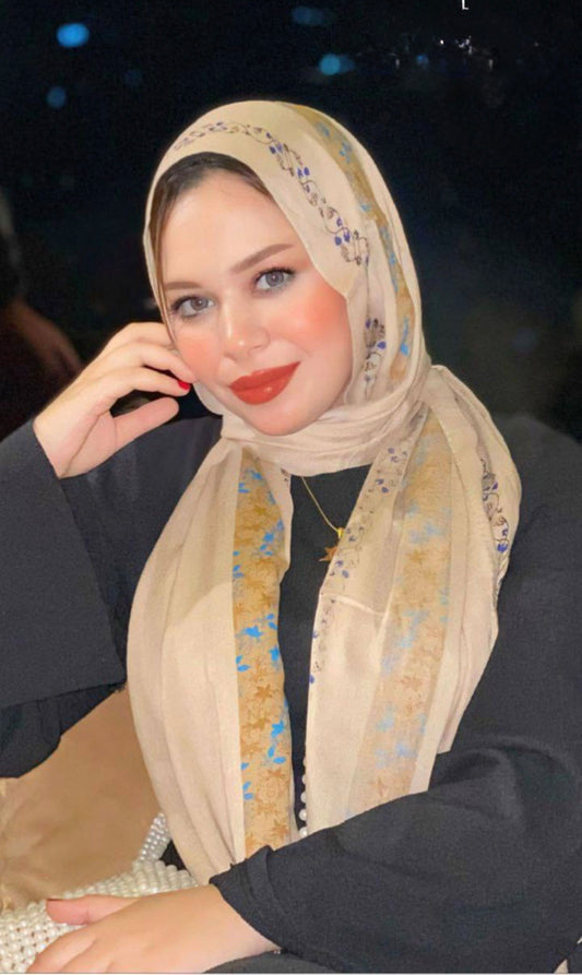 Border Print model hijab