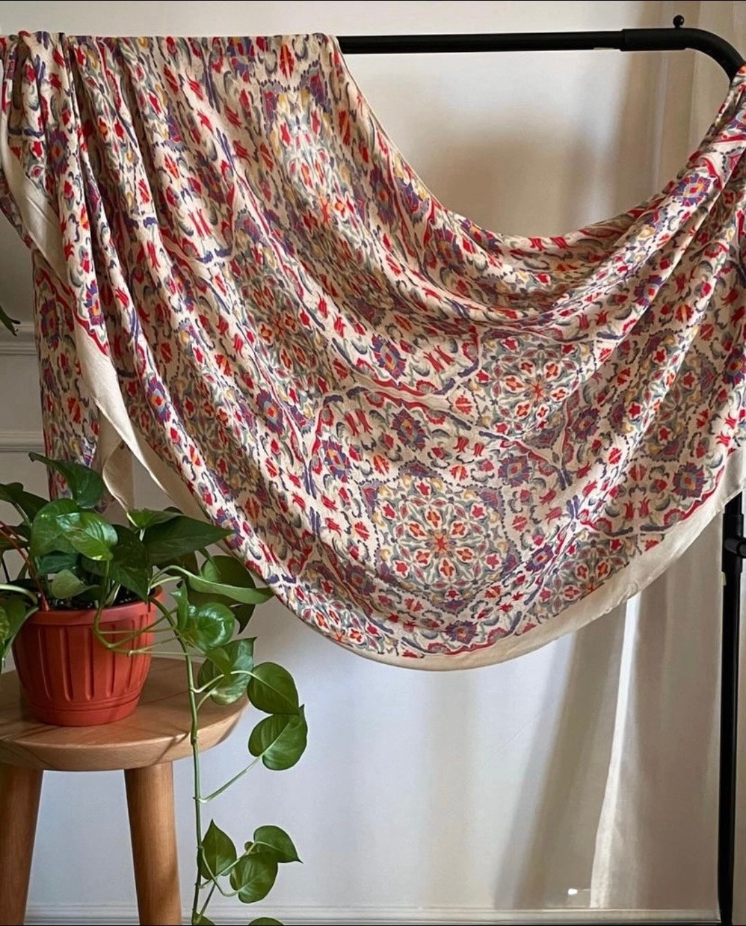 Ikat pattern model hijab