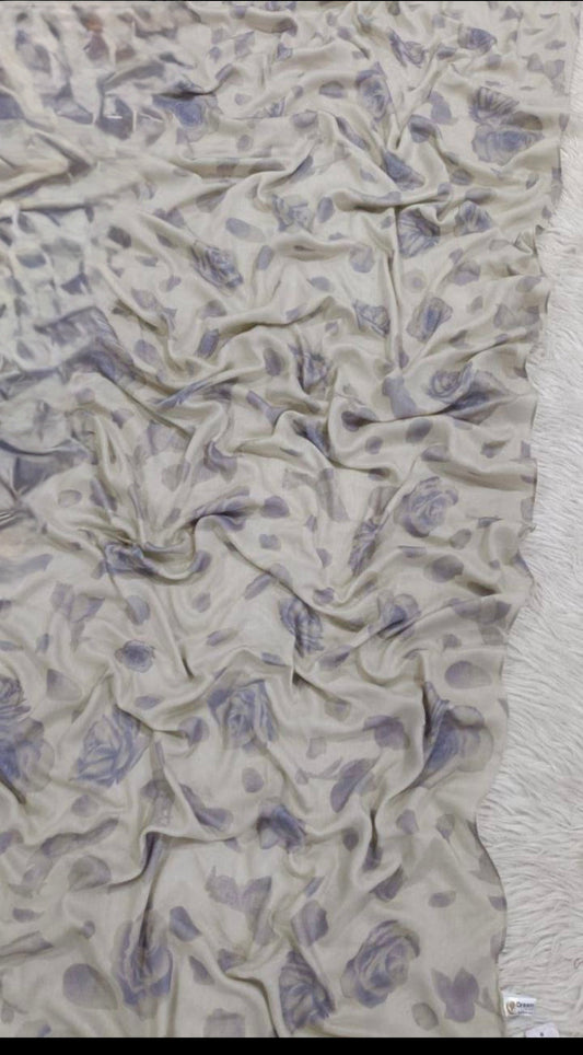 Lavender Rose Watercolor Scarf in Off-White model hijab