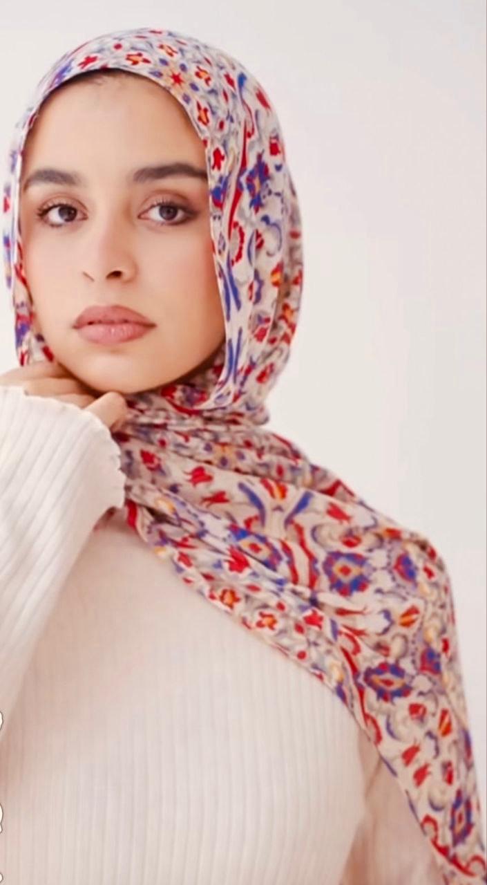 Ikat pattern model hijab