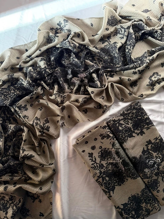 Lace print model hijab