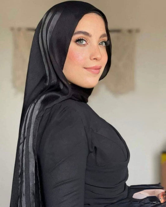 Model hijab with unique silk line