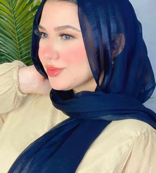 Model hijab with unique silk line