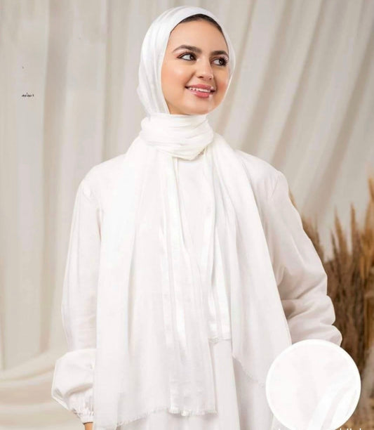 Model hijab with unique silk line