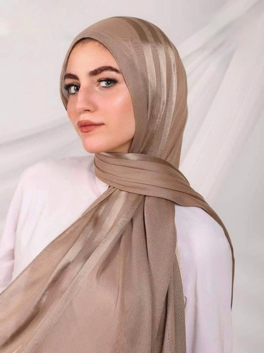 Model hijab with unique silk line