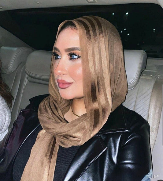 model hijab with unique silk line