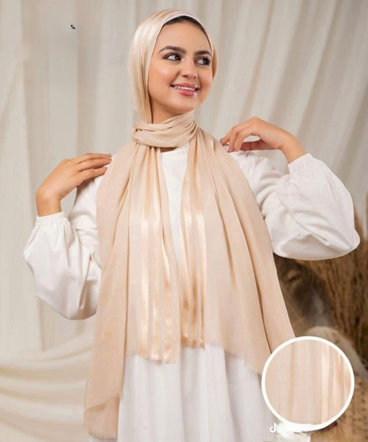 Model hijab with unique silk line