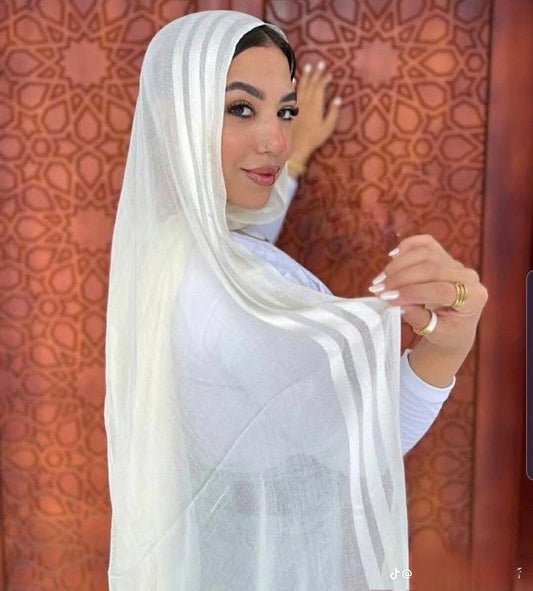 Model hijab with unique silk line